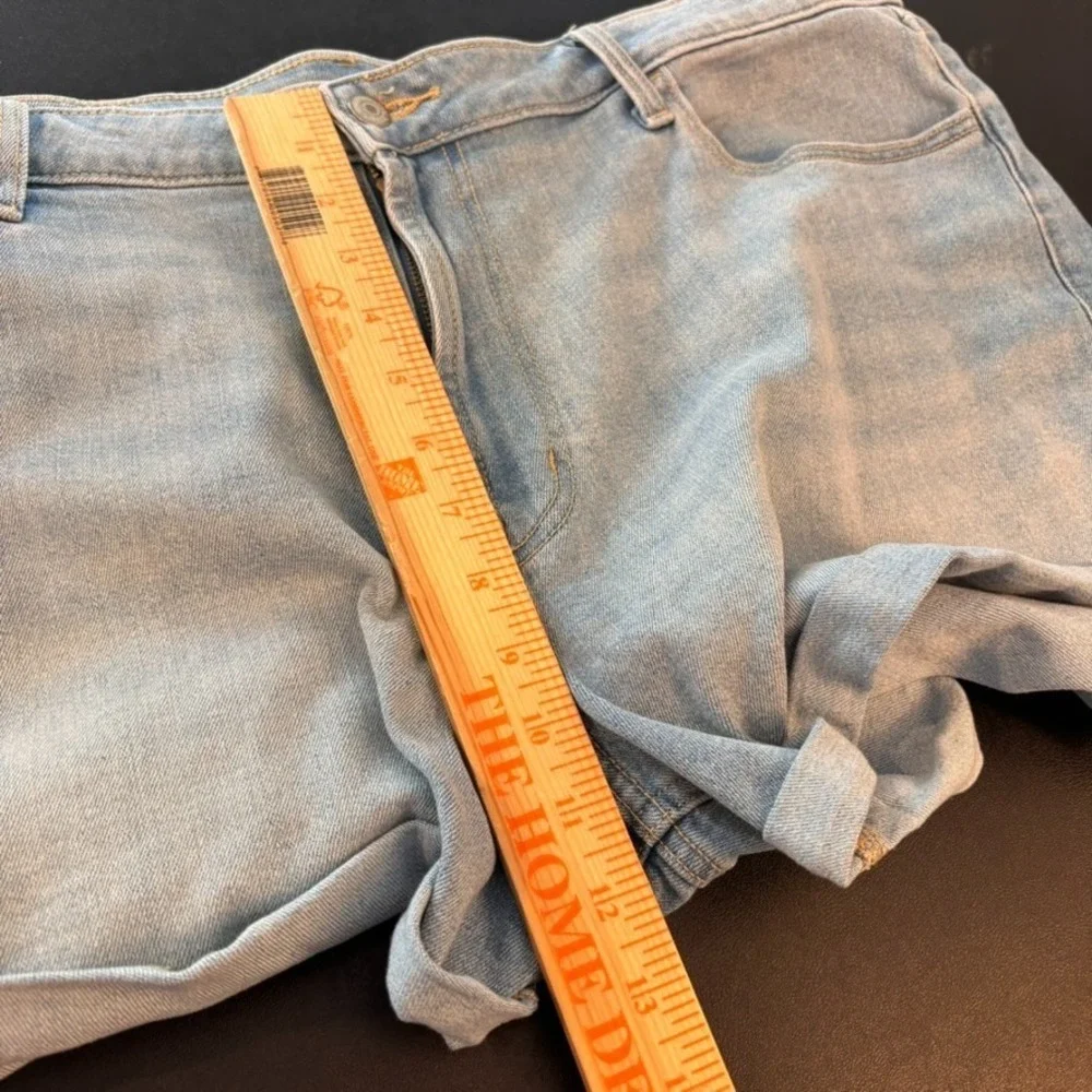 Old Navy WOW High Rise Lightwash Denim Shorts‎ size 20 Roll Hem Stretch Comfort